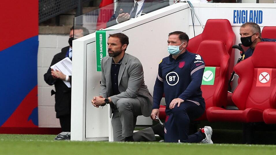 Gareth Southgate and Steve Holland take a knee